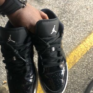 Black and gold Jordan ones. I believe it’s a size 8 man.Price negotiable.